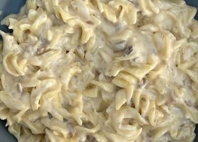 طريقة عمل مكرونة بالصلصة البيضاء والبهارات الشرقية