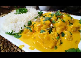 طريقة عمل رز بالكركم وجوز الهند مع دجاج كارى خفيف