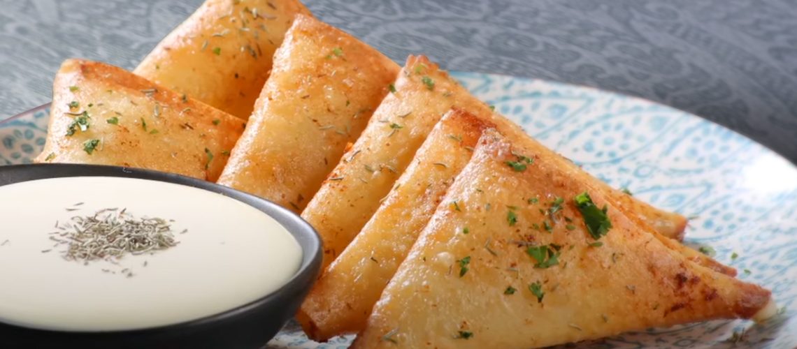 طريقة عمل سمبوسة بحشوة الموز والجبنة