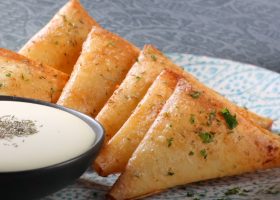 طريقة عمل سمبوسة بحشوة الموز والجبنة