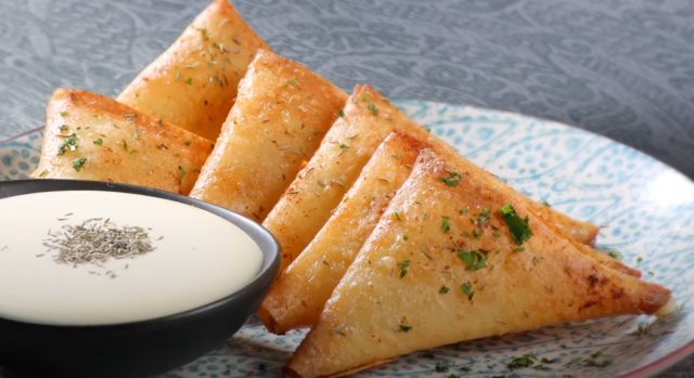 طريقة عمل سمبوسة بحشوة الموز والجبنة