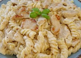 طريقة عمل باستا بالزبادى اليونانى والريحان المحمص