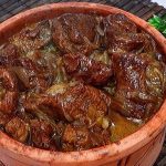 طريقة عمل طاجن بصل كامل بصوص الكريمة والزعتر