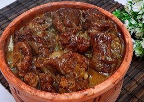 طريقة عمل طاجن بصل كامل بصوص الكريمة والزعتر