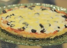 طريقة عمل بيتزا البطاطا الحلوة بالعسل والجبنة المدخنة