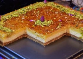 طريقة عمل بسبوسة فستق بقلب تشيز كيك ابيض