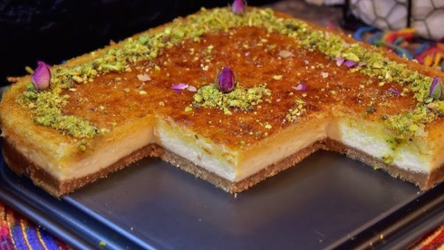 طريقة عمل بسبوسة فستق بقلب تشيز كيك ابيض