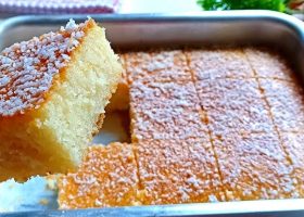 طريقة عمل كيكة سميد بالقشطة وصوص حليب مكثف ساخن