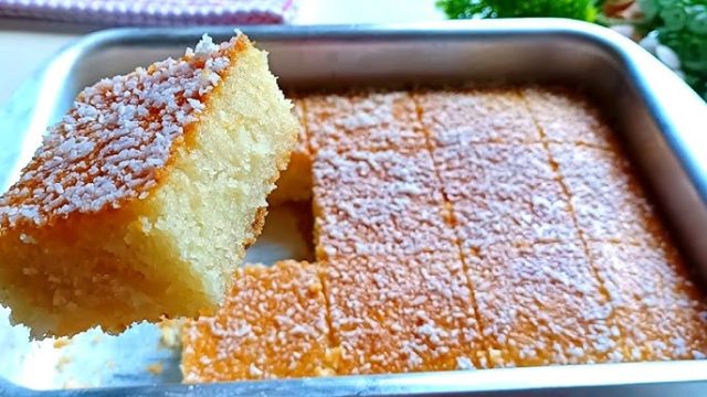 طريقة عمل كيكة سميد بالقشطة وصوص حليب مكثف ساخن