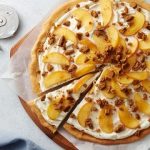 طريقة عمل بيتزا التفاح والجبنة الرومى