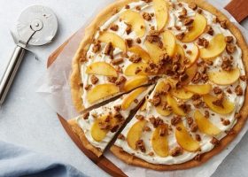 طريقة عمل بيتزا التفاح والجبنة الرومى