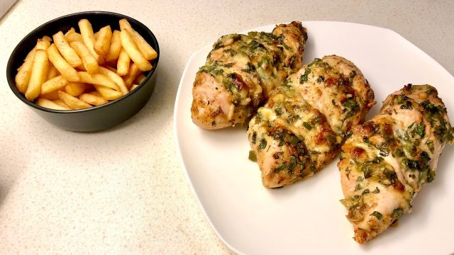 طريقة عمل صدور فراخ محشية سبانخ وجبن ازرق