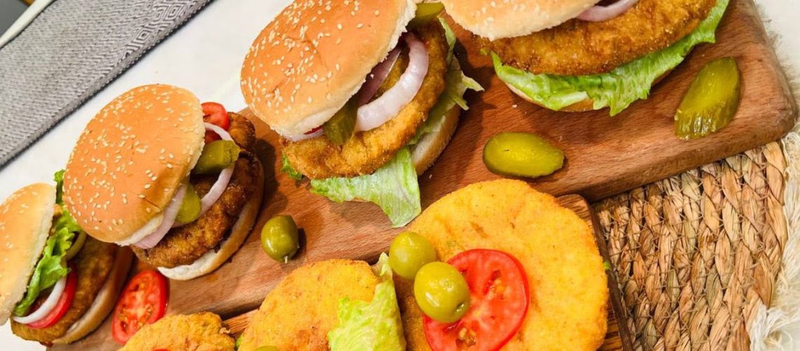 طريقة عمل برجر البطاطس بصوص الطماطم المدخنة