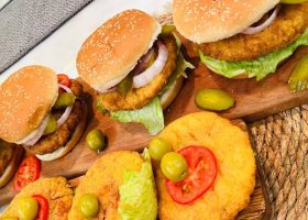 طريقة عمل برجر البطاطس بصوص الطماطم المدخنة