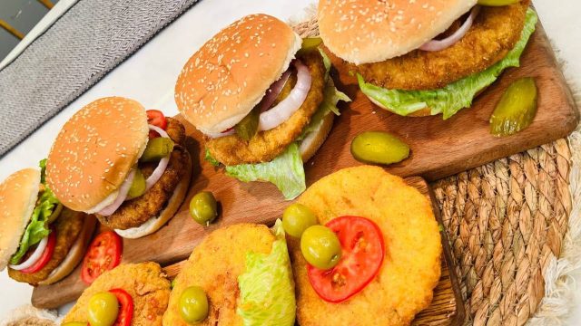 طريقة عمل برجر البطاطس بصوص الطماطم المدخنة