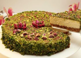 طريقة عمل بقلاوة تشيزكيك بالفستق وصوص عسل زعفران