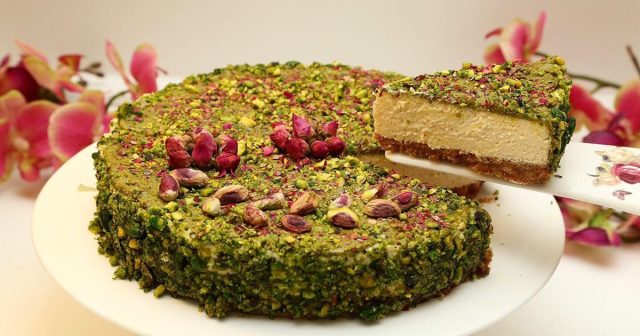 طريقة عمل بقلاوة تشيزكيك بالفستق وصوص عسل زعفران