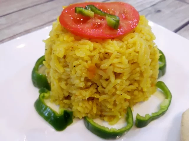 طريقة عمل ارز بالكركم وجوز الهند والأناناس