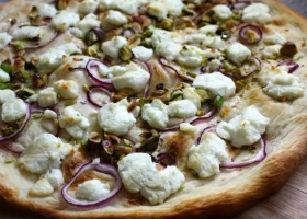 طريقة عمل بيتزا التين الطازج بالجبنة الماعز بصوص العسل