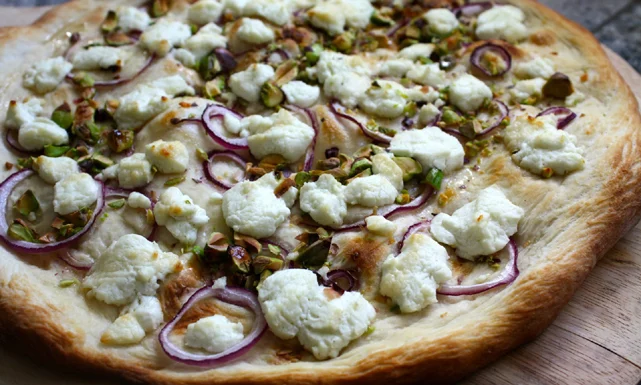 طريقة عمل بيتزا التين الطازج بالجبنة الماعز بصوص العسل