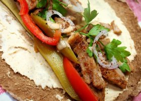 طريقة عمل شاورما سمك بصوص الليمون بالثوم والطحينة