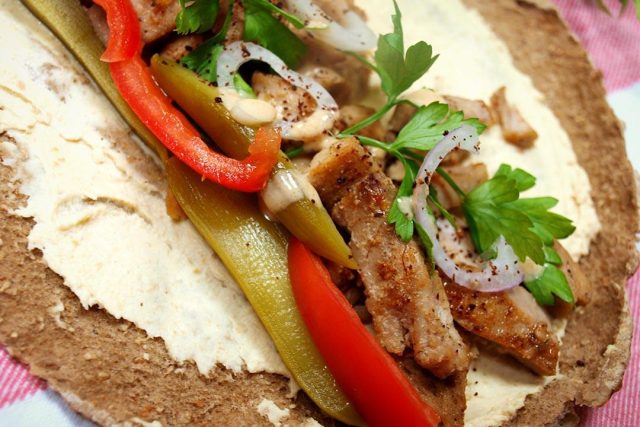 طريقة عمل شاورما سمك بصوص الليمون بالثوم والطحينة