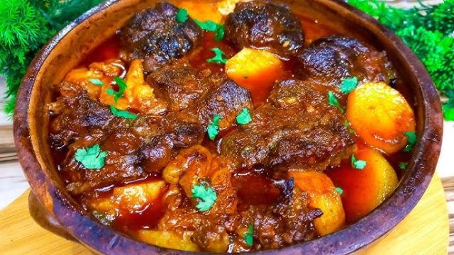 طريقة عمل طاجن بطاطس بالكريمة واللحمة المعصجة