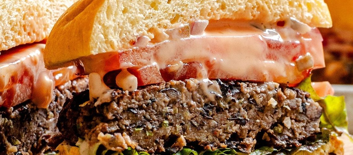 طريقة عمل برجر فول أسود بصوص طماطم متخمرة