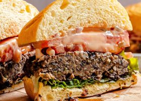 طريقة عمل برجر فول أسود بصوص طماطم متخمرة