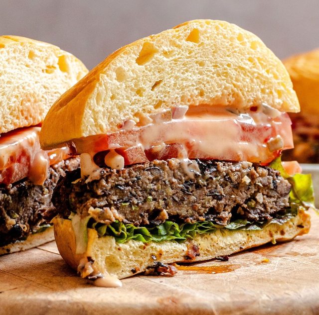 طريقة عمل برجر فول أسود بصوص طماطم متخمرة