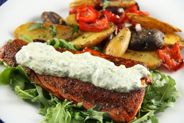 طريقة عمل سمك الضباب الكريمى بصوص النعناع الأسود