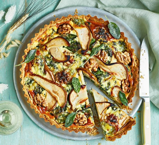 طريقة عمل بيتزا الكمثرى والجبن الأزرق والجوز المحمص