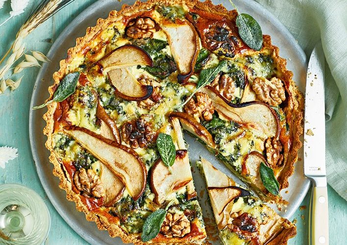 طريقة عمل بيتزا الكمثرى والجبن الأزرق والجوز المحمص