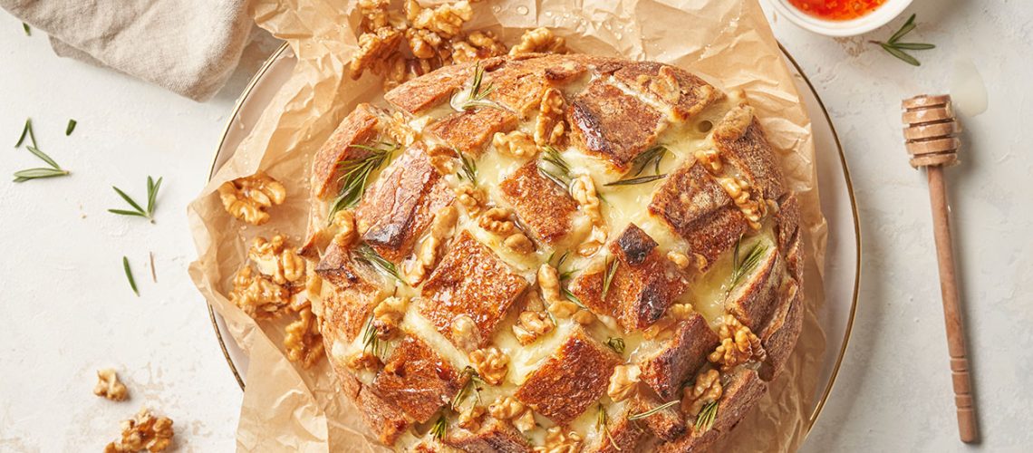 طريقة عمل جبن بري مخبوز مع التوت البري والفستق