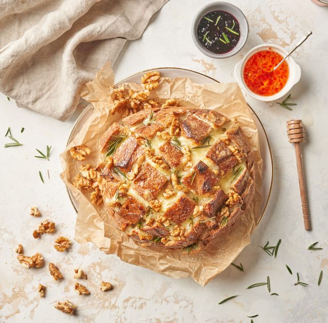 طريقة عمل جبن بري مخبوز مع التوت البري والفستق