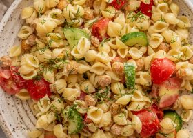 طريقة عمل مكرونة بالحمص المقرمش وصوص طحينة ليمون