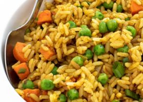 طريقة عمل ارز بالكارى والخضار الشتوى بصوص الزبدة والثوم