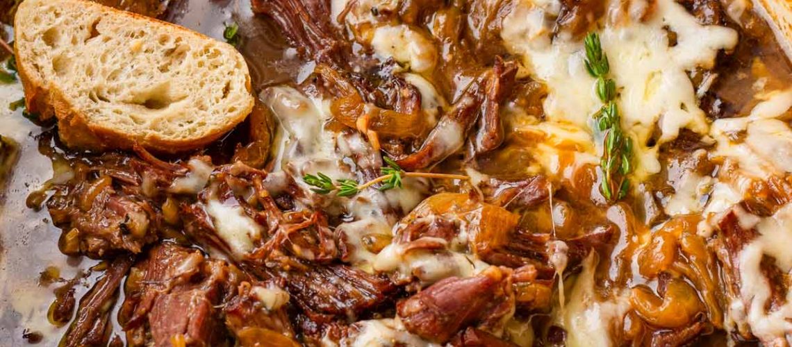 طريقة عمل طاجن البصل المكرمل باللحم وصوص الديمى