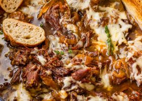 طريقة عمل طاجن البصل المكرمل باللحم وصوص الديمى