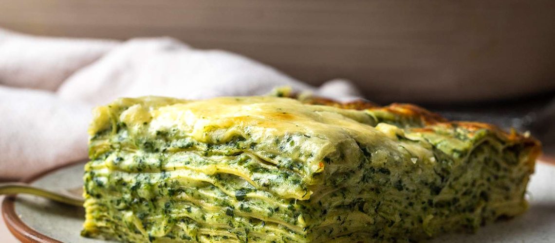 طريقة عمل لازانيا البطاطا والسبانخ بصوص الجبن المعتق