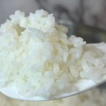 طريقة عمل أرز السوشي مع سلطة فواكة البحر الباردة