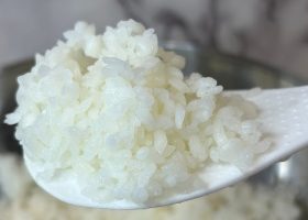 طريقة عمل أرز السوشي مع سلطة فواكة البحر الباردة