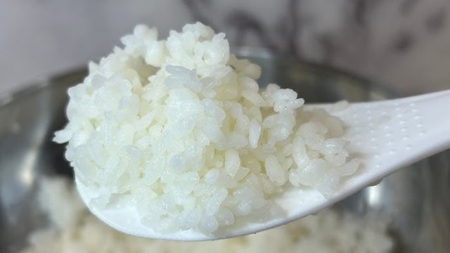 طريقة عمل أرز السوشي مع سلطة فواكة البحر الباردة