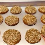 طريقة عمل فطيرة العسل الاسود بالزنجبيل والسمسم