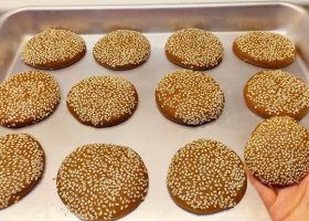 طريقة عمل فطيرة العسل الاسود بالزنجبيل والسمسم