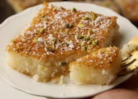 طريقة عمل بسبوسة كاسترد بالقشطة واللوتس