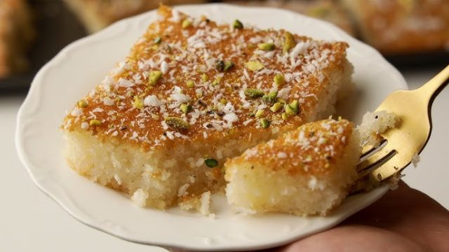 طريقة عمل بسبوسة كاسترد بالقشطة واللوتس