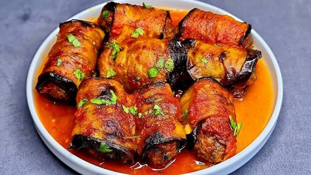 طريقة عمل لفائف الباذنجان المشوى بصوص الطماطم المدخنة
