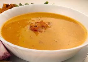 طريقة عمل شوربة العدس الأحمر مع الكزبرة والليمون المحمص