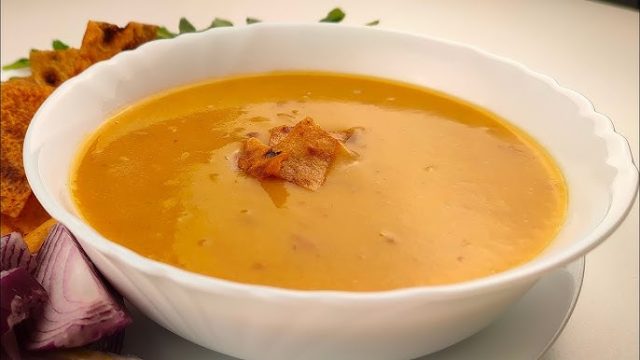 طريقة عمل شوربة العدس الأحمر مع الكزبرة والليمون المحمص